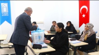 Başkan Akmandan üniversite sınavına hazırlanan öğrencilere kitap desteği