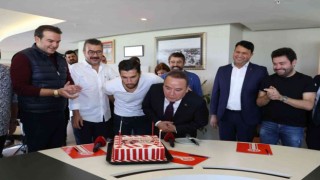 Başkan Böcek yeni yaşını sürpriz kutlamalarla karşıladı
