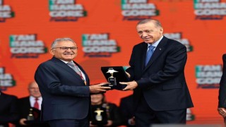 Başkan Büyükkılıç, Gençlik Festivalinde Cumhurbaşkanı Erdoğanın elinden ödül aldı