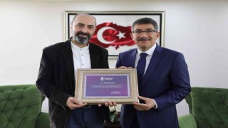 Başkan Çelikten Spili tanıtan Kalkana teşekkür belgesi