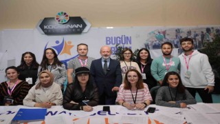 Başkan Çolakbayrakdar Kitap Fuarında şiir okudu