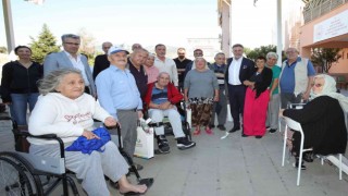 Başkan Sandaldan huzurevine anlamlı ziyaret
