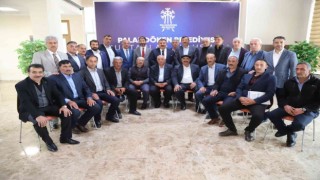 Başkan Sunar, muhtarlara yemek verdi