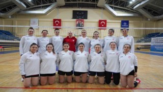 Başkan V. Subaşı yeni sezon öncesi voleybolcu kızlarla bir araya geldi