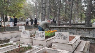 Başkan Volkan Kavaklıgilden hayatlarını kaybeden eski belediye başkanlarına vefa