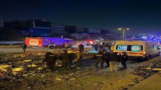 Başkentte tır refüje çarptı: 2 yaralı