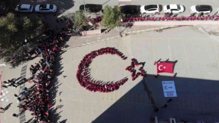 Batmanda Cumhuriyet Bayramı Türkçe ve Kürtçe halaylar eşliğinde kutlandı