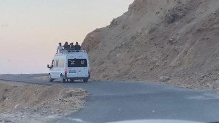 Batmanda tehlikeli yolculuk: 10 kilometre boyunca canlarını hiçe saydılar