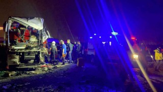 Batmandan Diyarbakır istikametine seyir halinde olan otobüs ile tırın karıştığı trafik kazasında 1 kişi hayatını kaybetti, 22 kişi yaralandı.