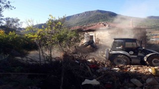 Bayırköyde metruk binalar tek tek yıkılıyor