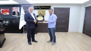 Belediye otobüsü şoförü, yolcunun hayatını kurtardı