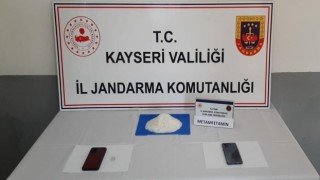 Belinde poşetle uyuşturucu taşıyan zehir taciri jandarmadan kaçamadı