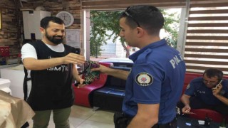 Berber bulduğu cüzdanı polise teslim etti