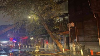 Beşiktaşta 2 katlı ahşap binada bulunan lüks kafe alev alev yandı