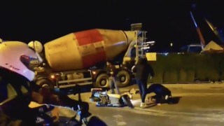 Beton mikserinin şoförü motosikletteki iki kişiyi tekme tokat dövdü