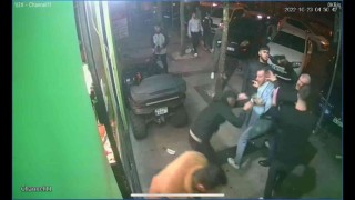 Beyoğlunda 10 kişilik grup çiğköftecide dehşeti yaşattı