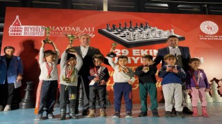 Beyoğlunda düzenlenen “29 Ekim Cumhuriyet Bayramı Satranç Turnuvası” ödülleri sahiplerini buldu