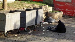 Beyoğlunda zabıtayı isyan ettiren olay: Vatandaş yakalanan dilenciye para verdi