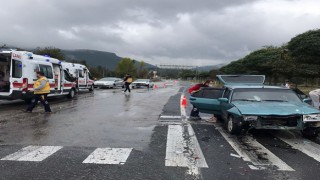 Bilecikte aynı mevkide 2 dakika arayla meydana gelen kazada 5 kişi yaralandı