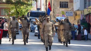 Bilecikte komandoların geçit töreni ayakta alkışlandı