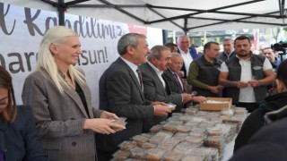 Bilecikte vatandaşlara helva ikram edildi