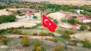 Binali Yıldırımın hediye ettiği Türk bayrağını köyün en tepesine diktiler