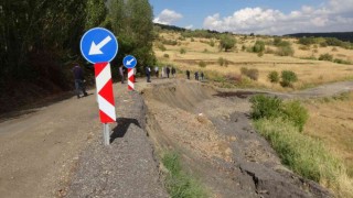 Bingölde köy sakinleri heyelan nedeniyle çöken yolun yapılmasını istiyor