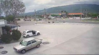 Birisi ağır iki polisin yaralandığı trafik kazası güvenlik kamerasına yansıdı