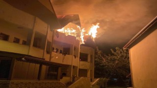 Bitişik 2 villa alev alev yandı