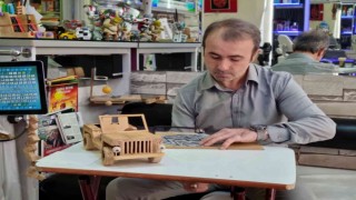 Boş zamanlarında ahşap oymacılığı yaparak unutulmaya yüz tutmuş zanaatı yaşatıyor