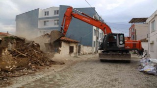 Burhaniye metruk binalardan kurtuluyor