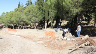 Burhaniyede mezarlıklara bakım