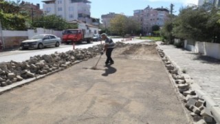 Burhaniyede yol yapım çalışmaları aralıksız devam ediyor