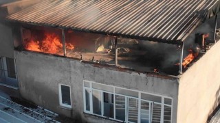 Bursada 5 katlı apartmanın çatı katında çıkan yangın korku dolu anlar yaşattı