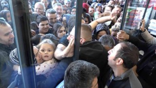 Bursada alışveriş çılgınlığı...Birbirlerini ezdiler