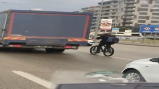 Bursada bisikletli gençlerin tehlikeli yolculuğu kamerada