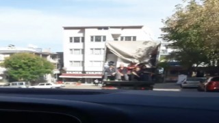 Bursada kamyonet kasasında tehlikeli yolculuk kameralarda
