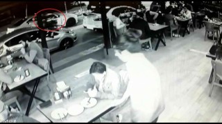 Bursada otomobilin kapısını bir anda açtı, motokurye çarparak böyle kaza çarptı
