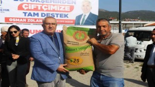 Büyükşehirden Çamelili çiftçilere tohum desteği