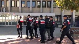 Çaldıkları araçla yakalanmamak için başka bir aracın plakasını çaldılar