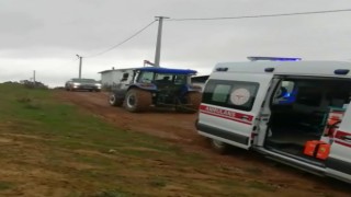 Çamura saplanan ambulansı traktör ile çektiler