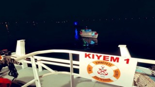 Çanakkale Boğazında makineleri arızalanan tekne, KEGM ekiplerince kurtarıldı