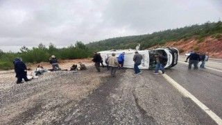 Çanakkalede minibüs ile kamyonet çarpıştı: 6 yaralı