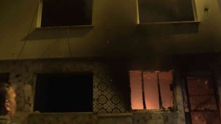 Canı sıkıldıkça evini yakıyor