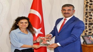 Çankırılı öğretmen, Rektör Çiftçiye yazdığı kitabı takdim etti