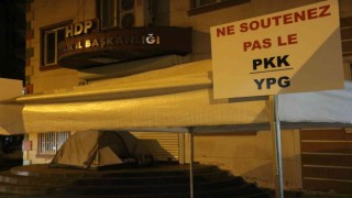 Çaresiz baba evladının götürüldüğü kapıda gece çadır kurarak bekliyor