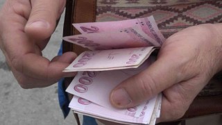Çaresiz kaldı, çaresiz bırakmadı: Yolda bulduğu para dolu çantayı karakola teslim etti