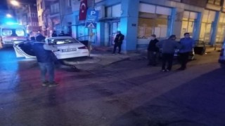 Çarpışan otomobiller yol kenarına savruldu, 2 kişi yaralandı