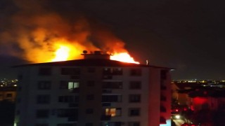 Çatıyı saran alevler apartman sakinlerine koru dolu anar yaşattı