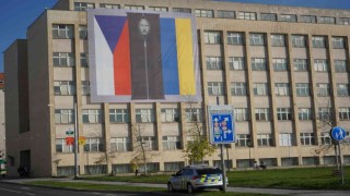 Çekyada bakanlık binasına Putinin ceset torbasında fotoğrafı asıldı